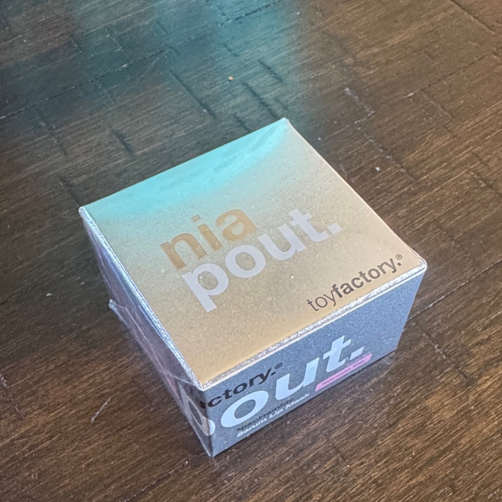 Toy Factory Nia Pout Skincare Mask - Gold and Gray